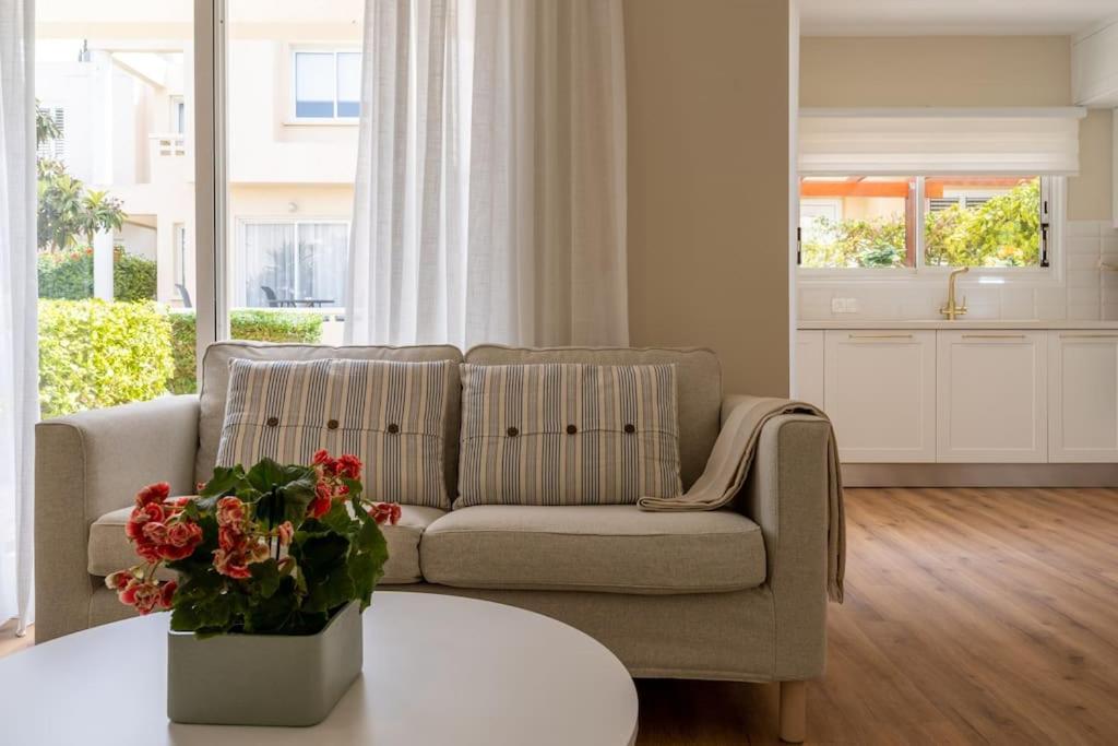 Cozy Nerina Cottage At Harbour Paphos Exteriör bild